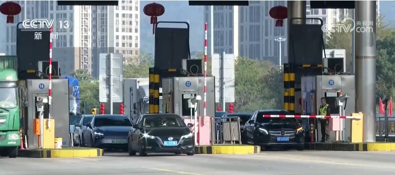 春节假期预计全国高速公路日均流量约5500万辆次,流量峰值出现在假期倒数第二天 春节假期预计全国高速公路日均流量约5500万辆次,流量峰值出现在假期倒数第二天