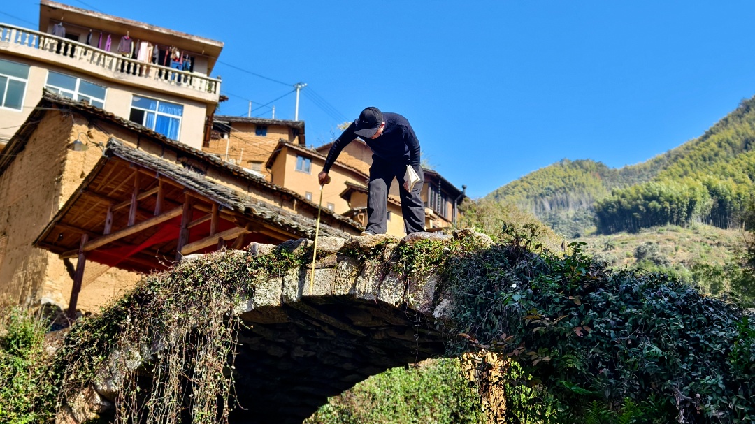 浙江男子为乡愁造了一座微缩老屋，看哭无数网友