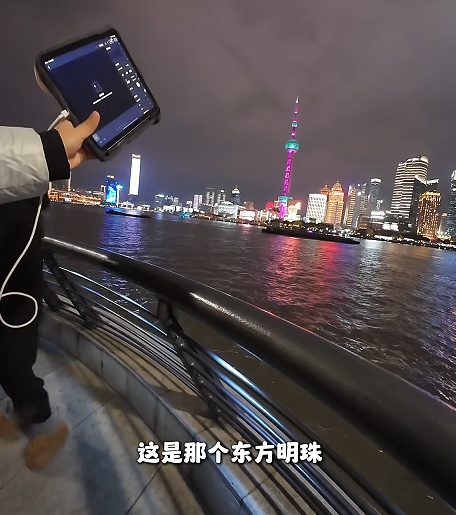 上海街头,这名辅警被年轻女孩拍下,一句话刷屏!网友:笑着笑着就哭了…… 上海街头,这名辅警被年轻女孩拍下,一句话刷屏!网友:笑着笑着就哭了……