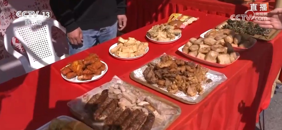 “舌尖上的美味”“指尖上的文创” 浓浓年味儿看得见、摸得着、带得走