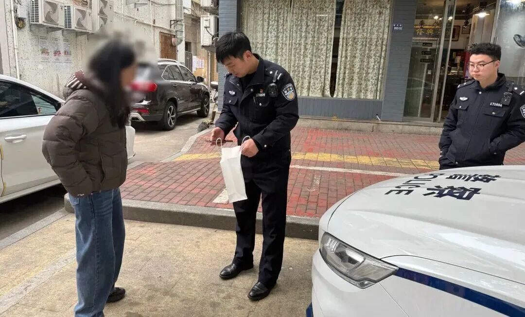 女子打扫公公的老房子,竟意外"扫"出一罐子弹 民警:有潜在危险性