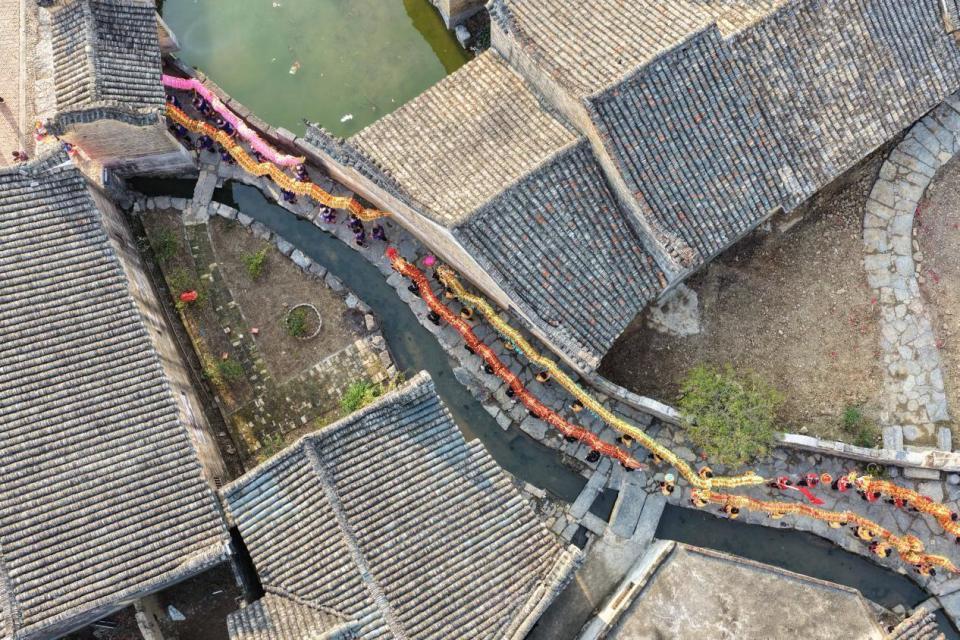 群龙起舞迎新春，江华百家神龙宴年味拉满