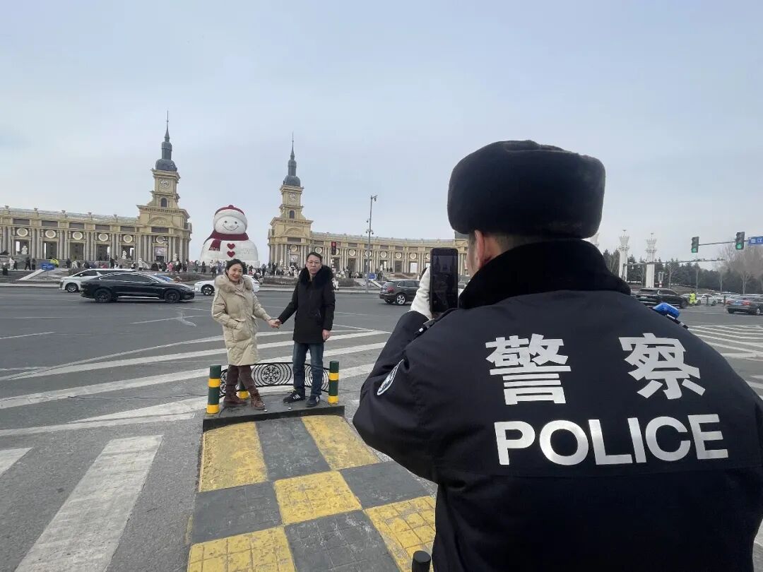 大雪人脚下的“兼职摄影师”