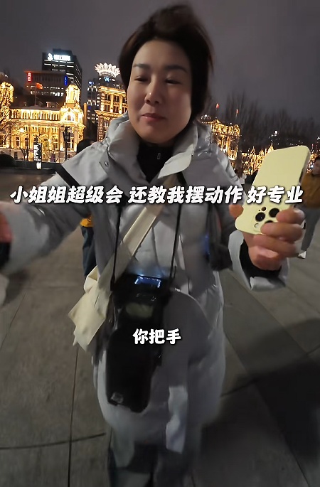 上海街头,这名辅警被年轻女孩拍下,一句话刷屏!网友:笑着笑着就哭了…… 上海街头,这名辅警被年轻女孩拍下,一句话刷屏!网友:笑着笑着就哭了……