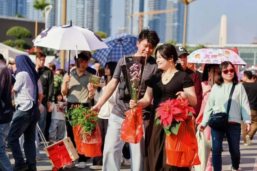 2月气温冲上28℃,广东一女子逛花街热到中暑,路人合力救助 2月气温冲上28℃,广东一女子逛花街热到中暑,路人合力救助