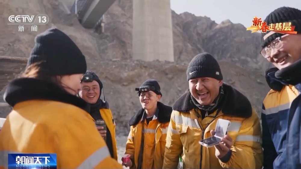 穿行茫茫戈壁 他们为“天梯”清理尘埃 穿行茫茫戈壁 他们为“天梯”清理尘埃