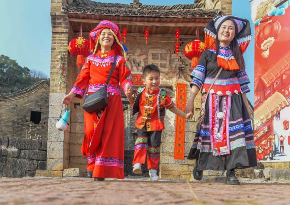 群龙起舞迎新春，江华百家神龙宴年味拉满