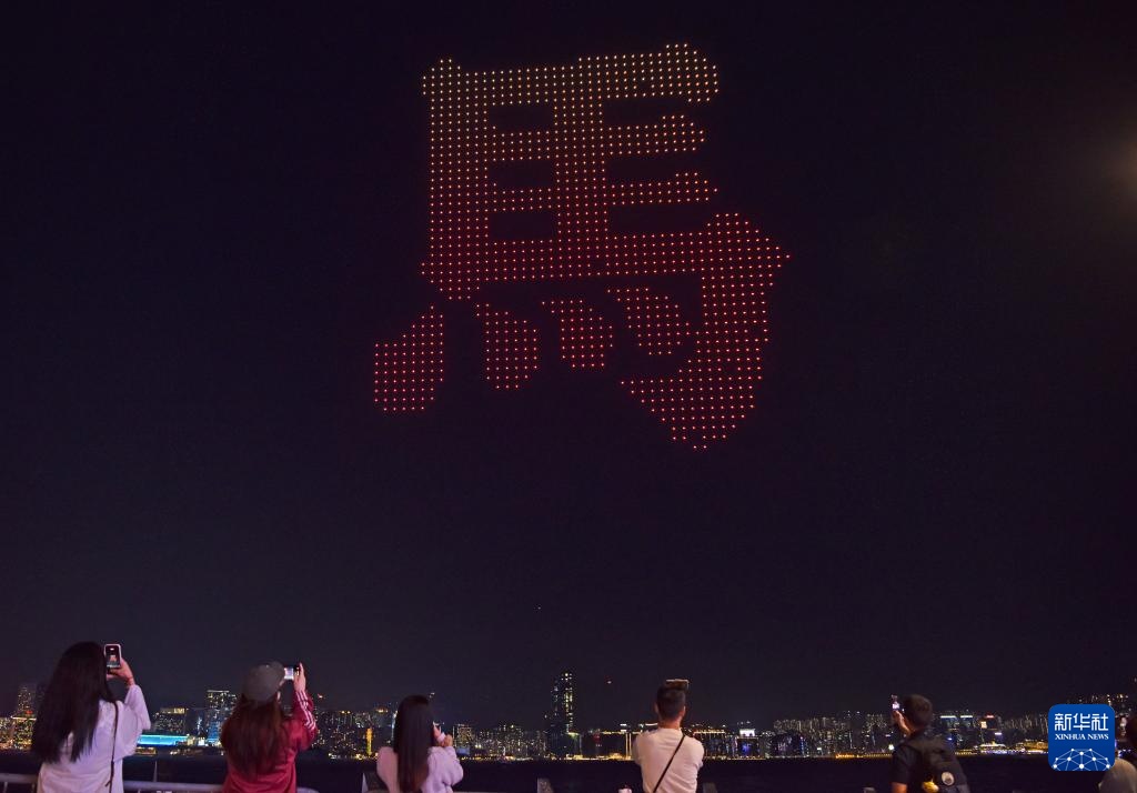 2026架无人机表演亮相香港湾仔海滨 2026架无人机表演亮相香港湾仔海滨