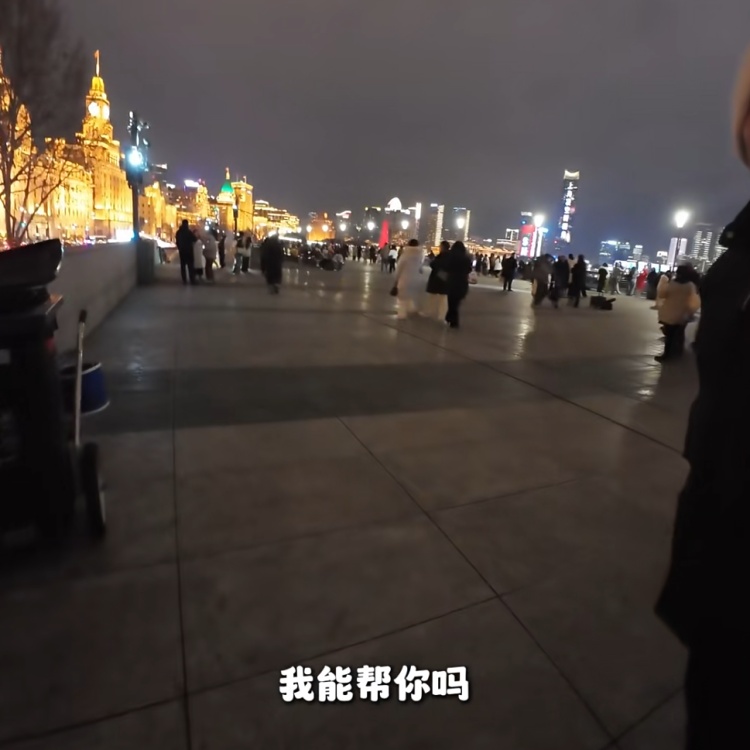 上海街头,这名辅警被年轻女孩拍下,一句话刷屏!网友:笑着笑着就哭了…… 上海街头,这名辅警被年轻女孩拍下,一句话刷屏!网友:笑着笑着就哭了……