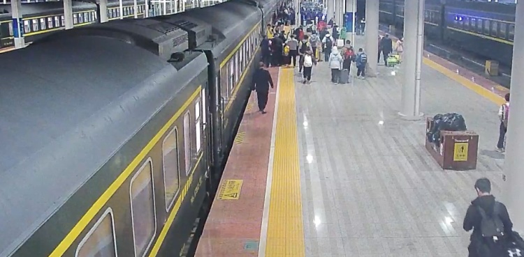 惊险！女童掉站台缝隙，乘警30秒救起！