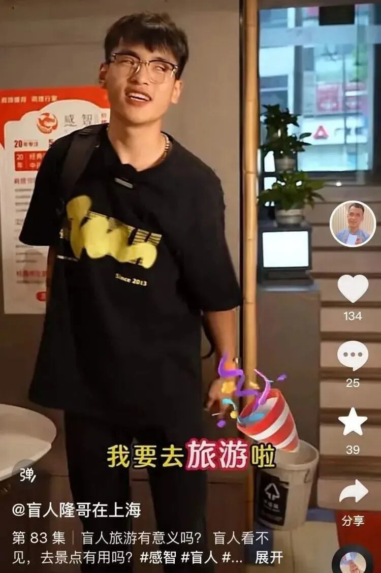 上海街头,这名辅警被年轻女孩拍下,一句话刷屏!网友:笑着笑着就哭了…… 上海街头,这名辅警被年轻女孩拍下,一句话刷屏!网友:笑着笑着就哭了……