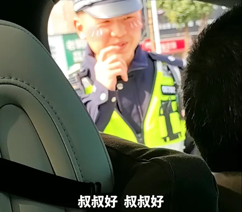 “爸,你看还行不?”交警查酒驾意外“见家长”…… “爸,你看还行不?”交警查酒驾意外“见家长”……