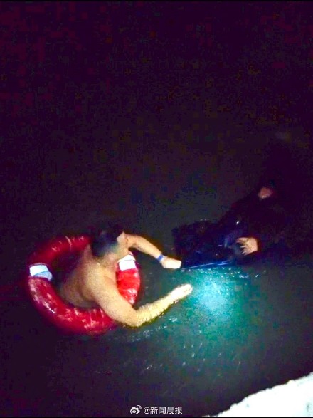 男子夜间坠河民警跃入冰水救人,落水男子已脱离生命危险,顺利回归家中 男子夜间坠河民警跃入冰水救人,落水男子已脱离生命危险,顺利回归家中