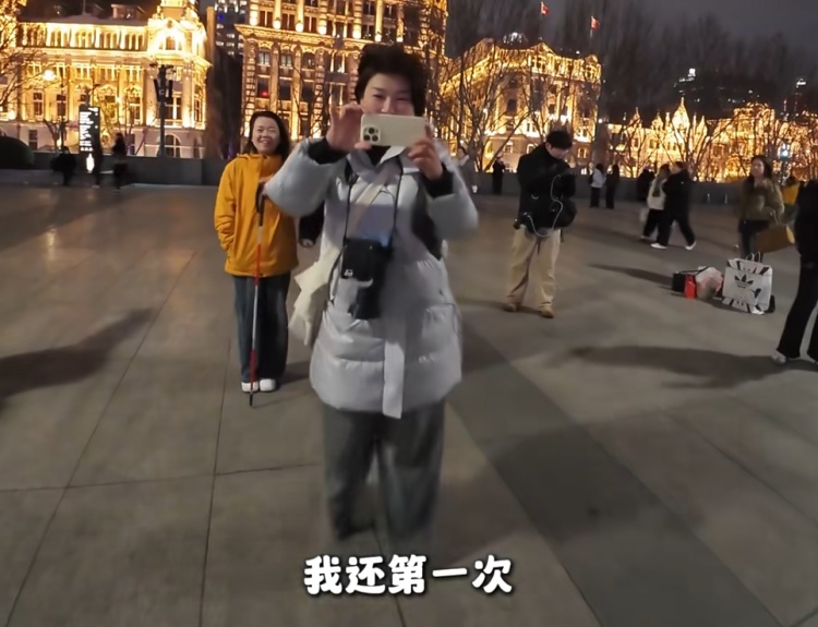 上海街头,这名辅警被年轻女孩拍下,一句话刷屏!网友:笑着笑着就哭了…… 上海街头,这名辅警被年轻女孩拍下,一句话刷屏!网友:笑着笑着就哭了……