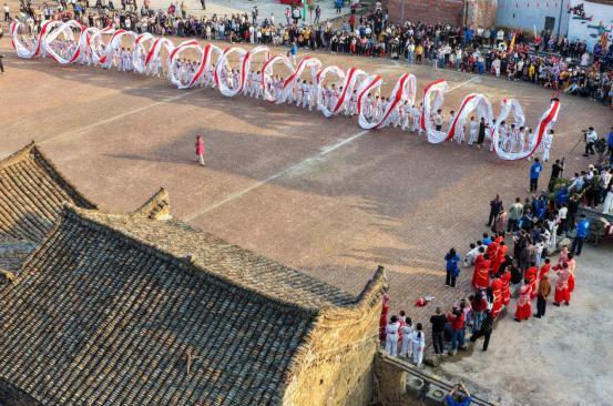 群龙起舞迎新春，江华百家神龙宴年味拉满