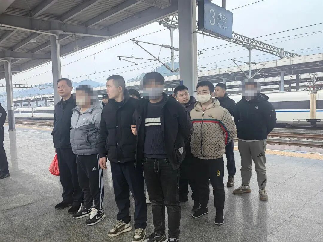 男子参加“同学聚会”被“下药”设赌局,药效发作后提前离场躲过一劫,5人被刑拘 男子参加“同学聚会”被“下药”设赌局,药效发作后提前离场躲过一劫,5人被刑拘