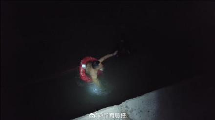 男子夜间坠河民警跃入冰水救人,落水男子已脱离生命危险,顺利回归家中 男子夜间坠河民警跃入冰水救人,落水男子已脱离生命危险,顺利回归家中