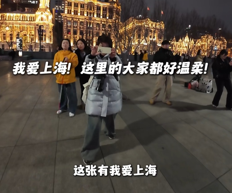 上海街头,这名辅警被年轻女孩拍下,一句话刷屏!网友:笑着笑着就哭了…… 上海街头,这名辅警被年轻女孩拍下,一句话刷屏!网友:笑着笑着就哭了……