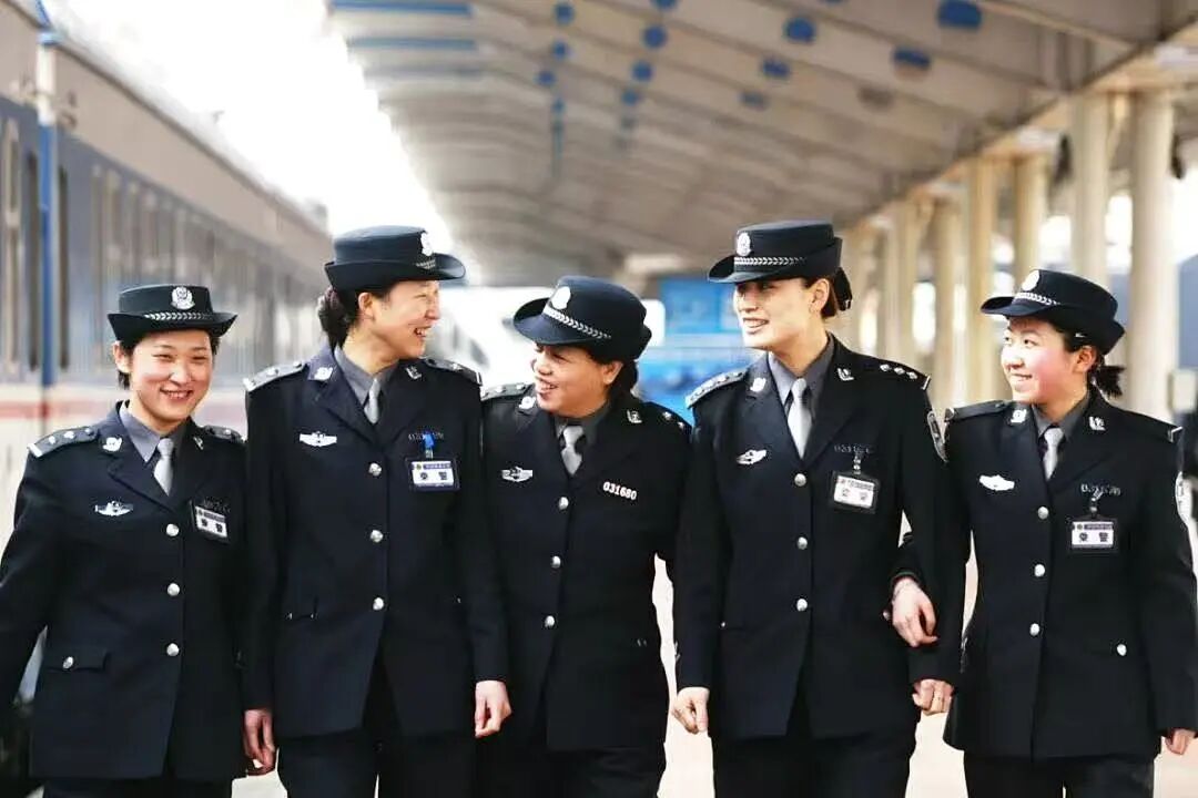 英姿飒爽！女乘警的春运时刻