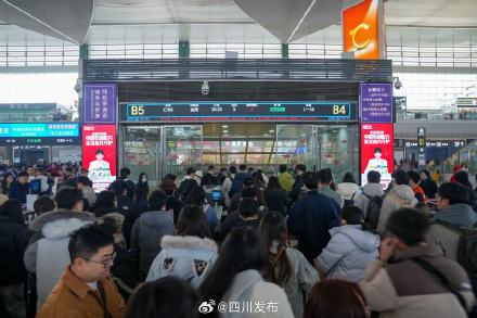 国铁成都局增开超500列列车应对客流高峰 国铁成都局增开超500列列车应对客流高峰