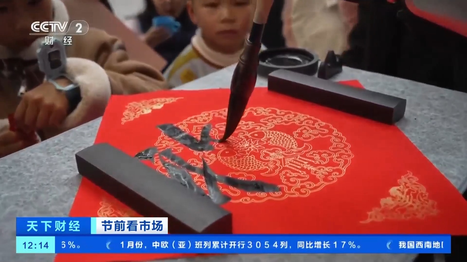 机器人“入职”商场当导购!科技点亮新春购物体验 机器人“入职”商场当导购!科技点亮新春购物体验