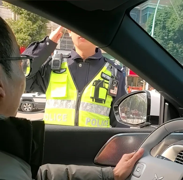 “爸,你看还行不?”交警查酒驾意外“见家长”…… “爸,你看还行不?”交警查酒驾意外“见家长”……