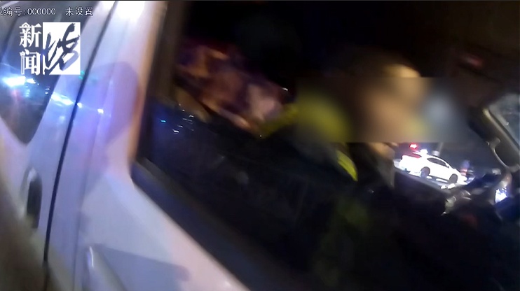 不对劲！上海交警紧急拦停，拉开车门被这一幕惊呆