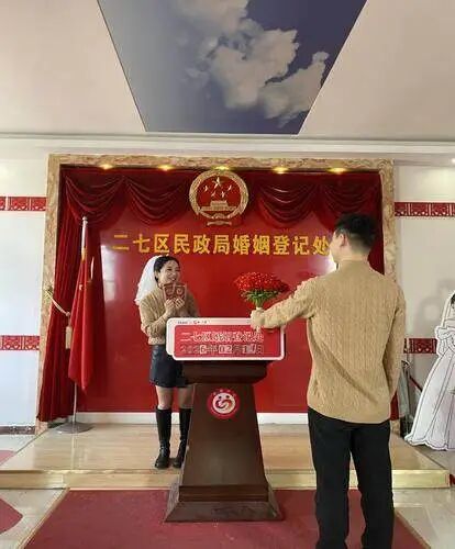 2月14日，郑州1618对新人登记结婚，全省第一