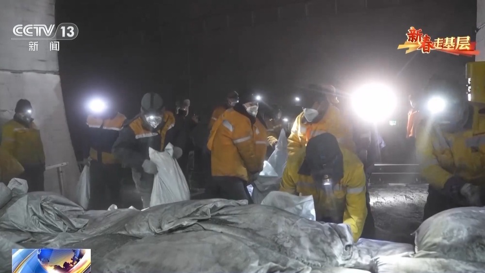 穿行茫茫戈壁 他们为“天梯”清理尘埃 穿行茫茫戈壁 他们为“天梯”清理尘埃