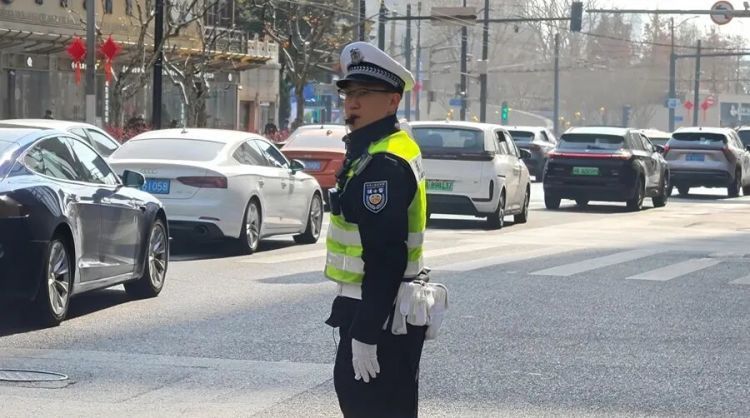 上海街头,这名辅警被年轻女孩拍下,一句话刷屏!网友:笑着笑着就哭了…… 上海街头,这名辅警被年轻女孩拍下,一句话刷屏!网友:笑着笑着就哭了……