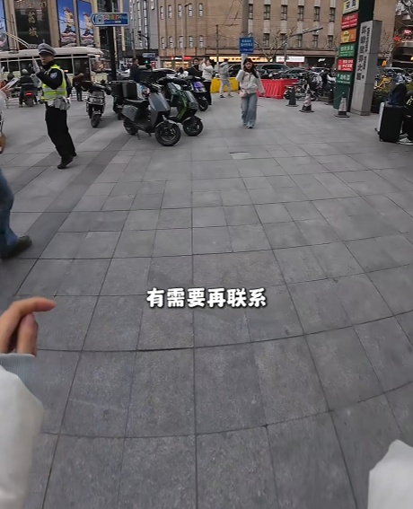 上海街头,这名辅警被年轻女孩拍下,一句话刷屏!网友:笑着笑着就哭了…… 上海街头,这名辅警被年轻女孩拍下,一句话刷屏!网友:笑着笑着就哭了……