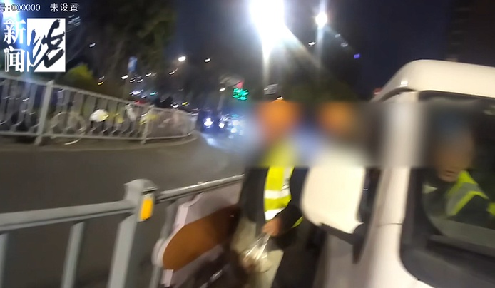 不对劲！上海交警紧急拦停，拉开车门被这一幕惊呆