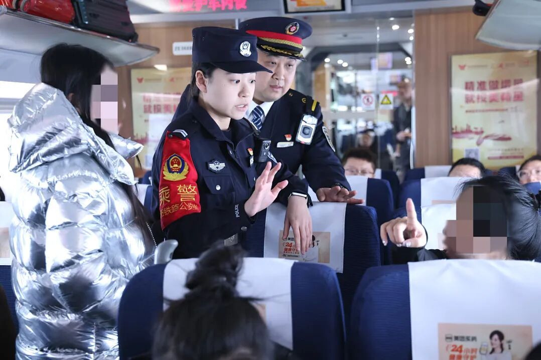 英姿飒爽！女乘警的春运时刻