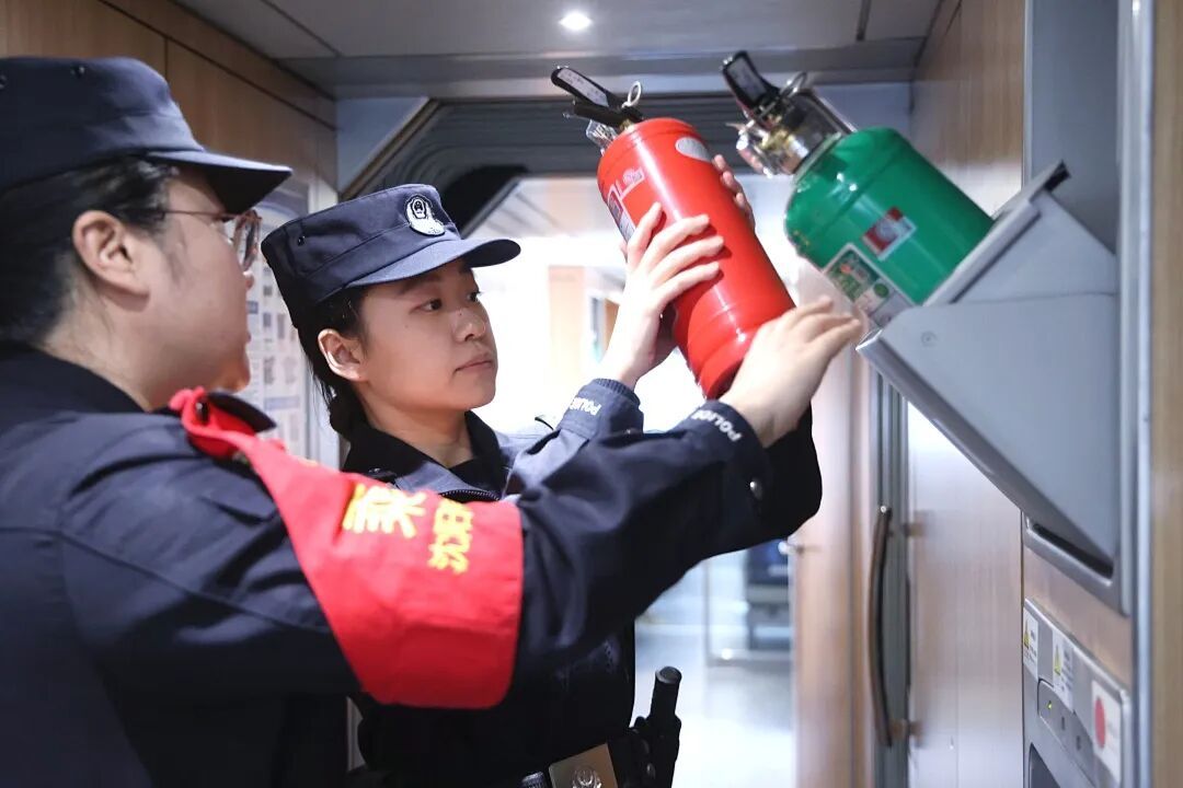 英姿飒爽！女乘警的春运时刻