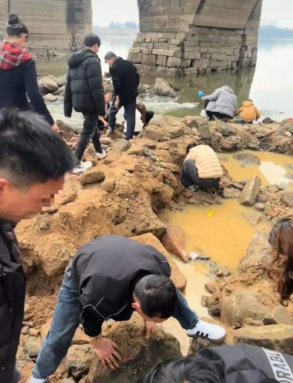 江西抚州一桥下有人挖到金子和古钱币？当地：啥都没有，好事者喜欢挖
