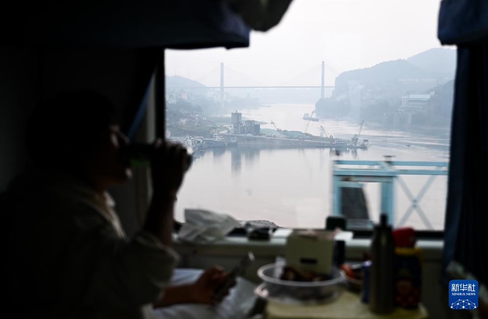 新春走基层丨从“青城”到“春城”：春运列车上的温情瞬间