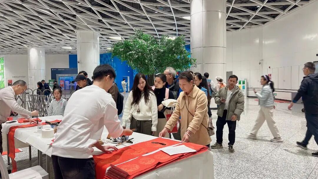 深圳地铁的春联是小朋友手写的?网友:治愈了! 深圳地铁的春联是小朋友手写的?网友:治愈了!