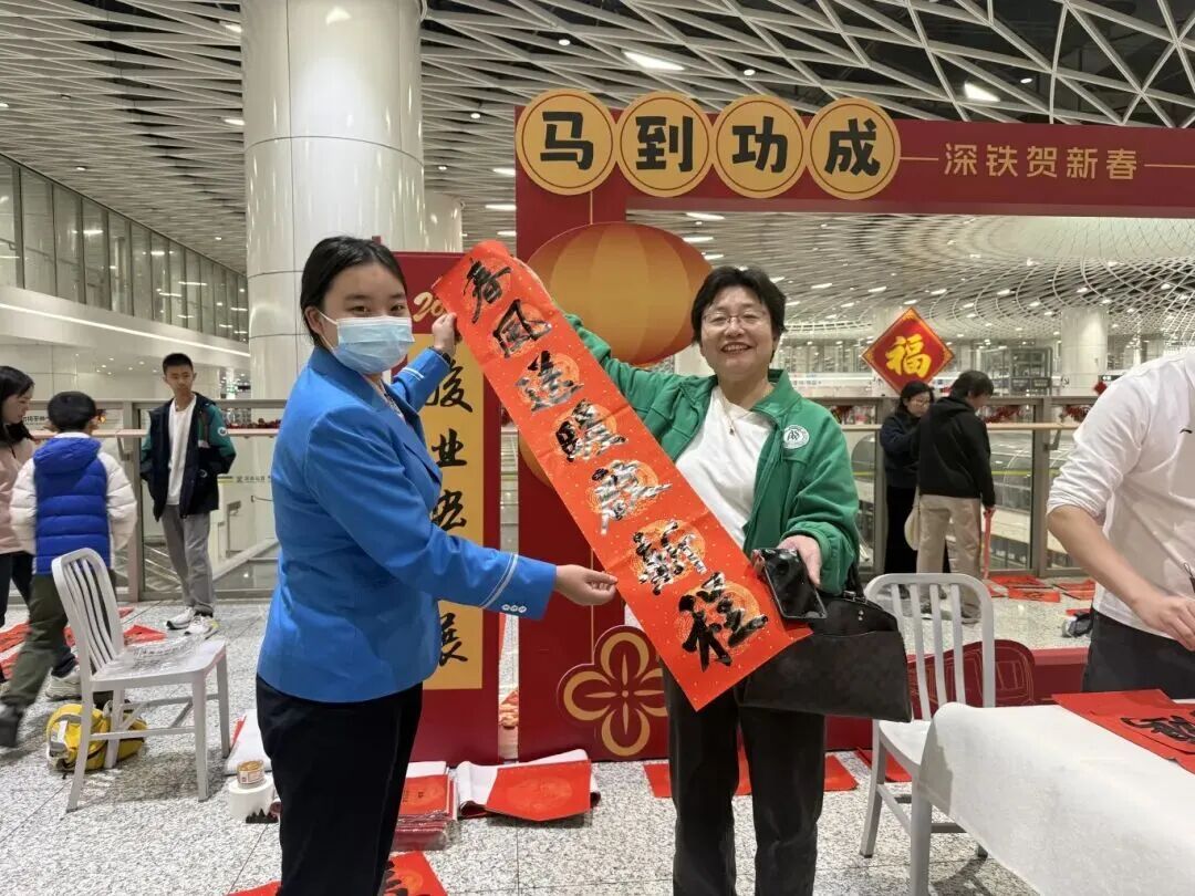 深圳地铁的春联是小朋友手写的?网友:治愈了! 深圳地铁的春联是小朋友手写的?网友:治愈了!