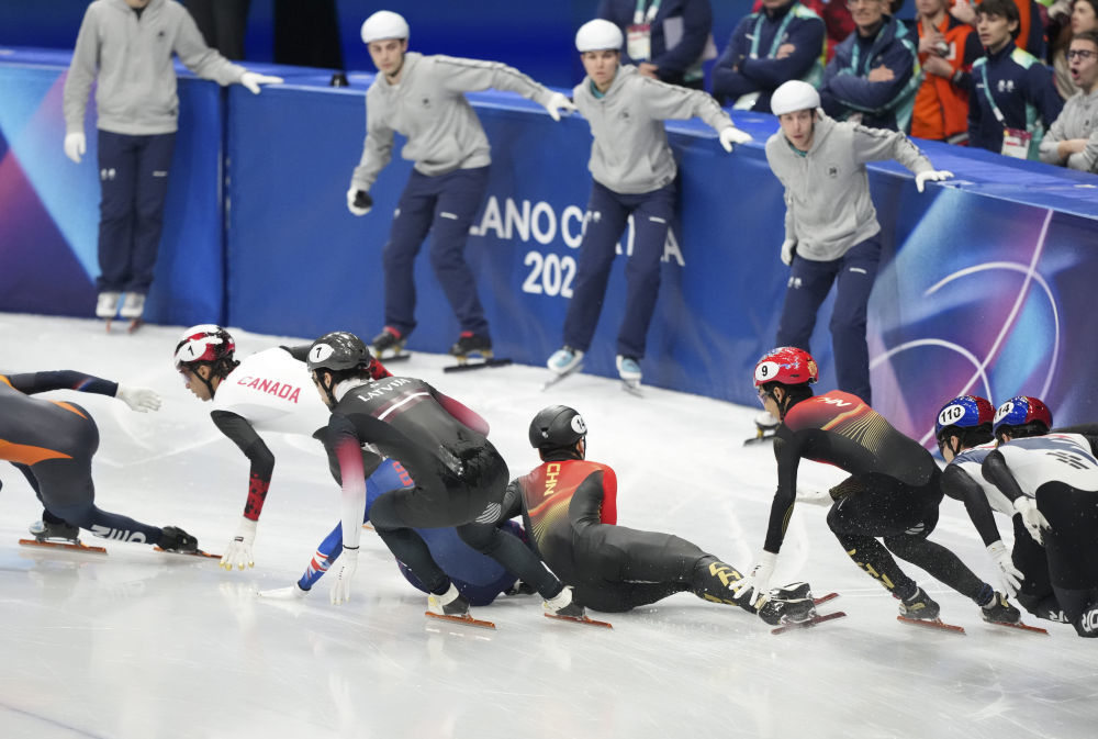 冬奥会|小科普:有的摔倒能晋级,有的只能认倒霉?——拆解短道速滑判罚门道 冬奥会|小科普:有的摔倒能晋级,有的只能认倒霉?——拆解短道速滑判罚门道