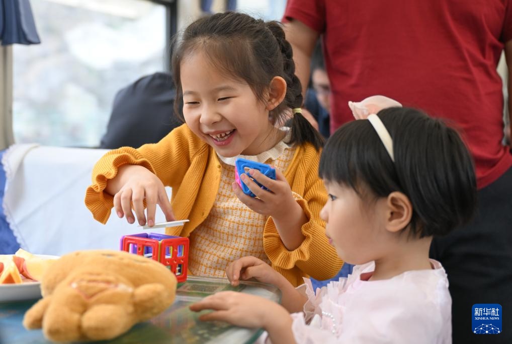 新春走基层丨从“青城”到“春城”：春运列车上的温情瞬间