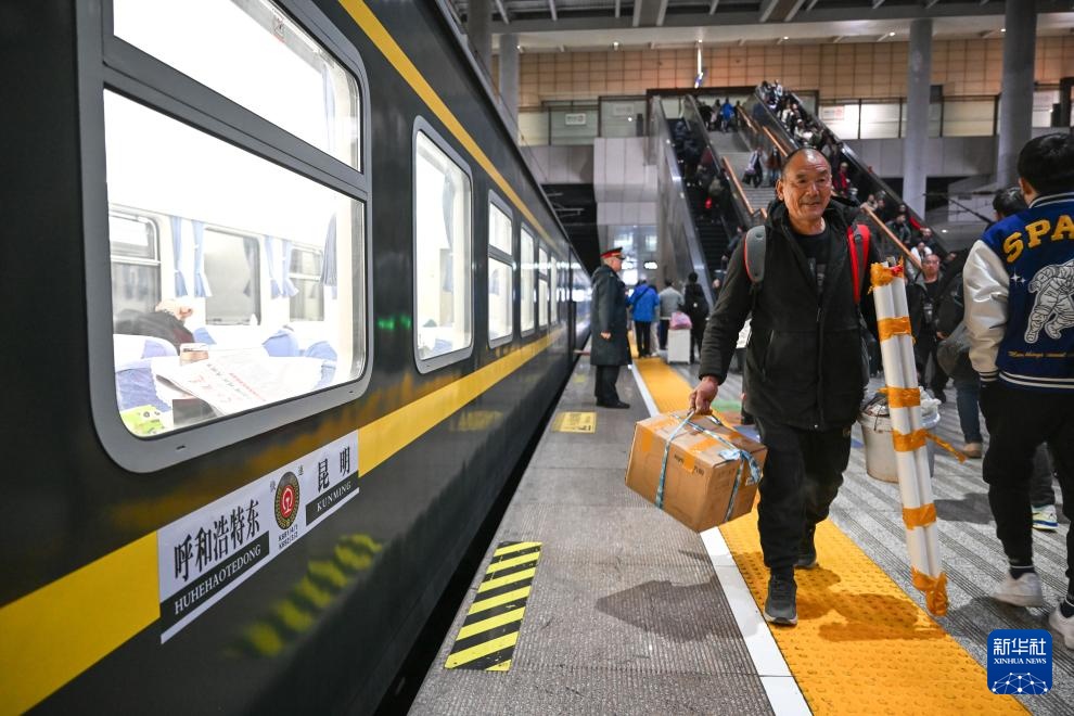 新春走基层丨从“青城”到“春城”：春运列车上的温情瞬间