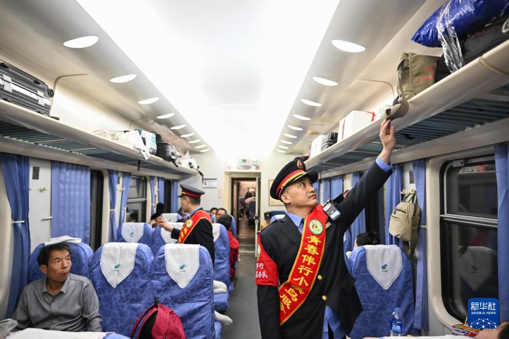 新春走基层丨从“青城”到“春城”：春运列车上的温情瞬间