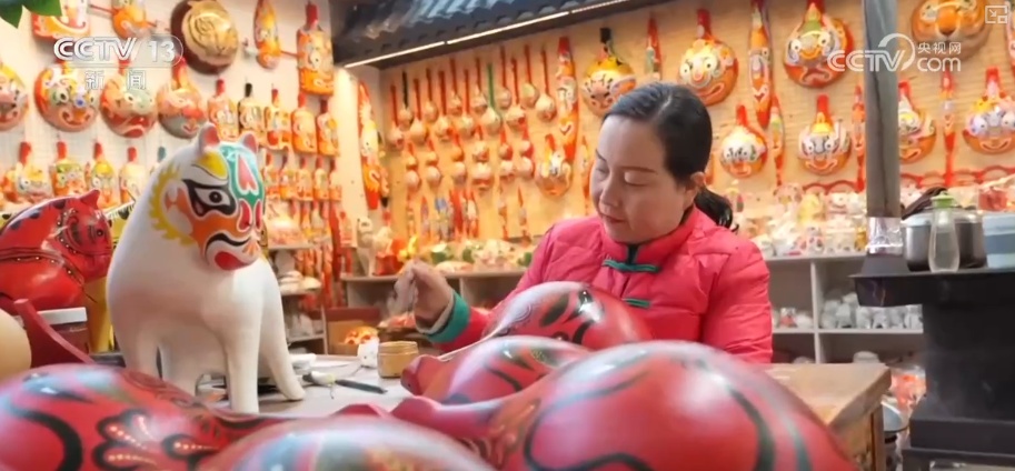 “流量担当”藏着匠心巧思 “老手艺+新创意”让马年爆款文创层出不穷
