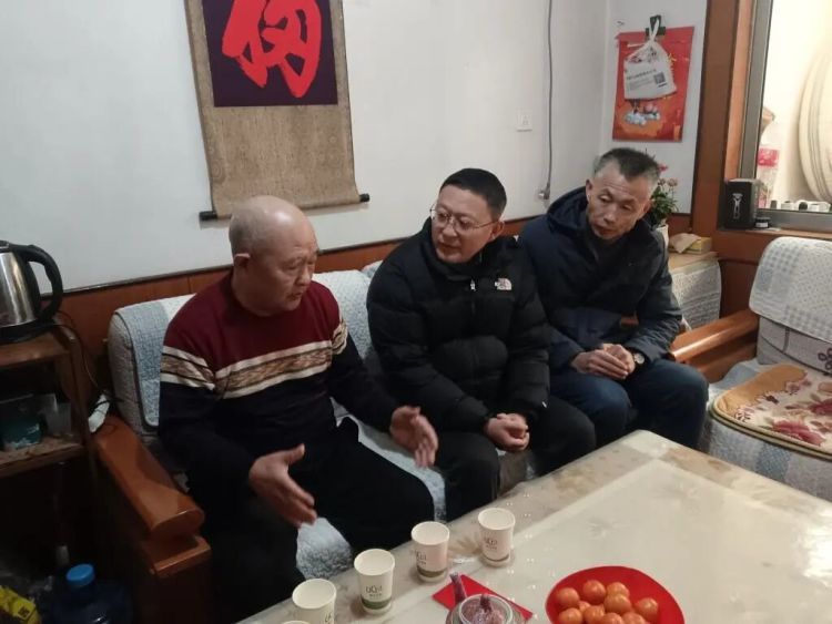 5岁男孩玩耍时落入冰冷河水中,危急时刻72岁大爷挺身而出 5岁男孩玩耍时落入冰冷河水中,危急时刻72岁大爷挺身而出