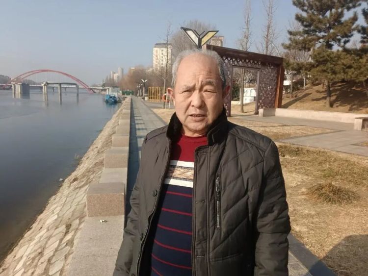 5岁男孩玩耍时落入冰冷河水中,危急时刻72岁大爷挺身而出 5岁男孩玩耍时落入冰冷河水中,危急时刻72岁大爷挺身而出