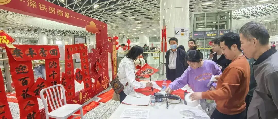 深圳地铁的春联是小朋友手写的?网友:治愈了! 深圳地铁的春联是小朋友手写的?网友:治愈了!