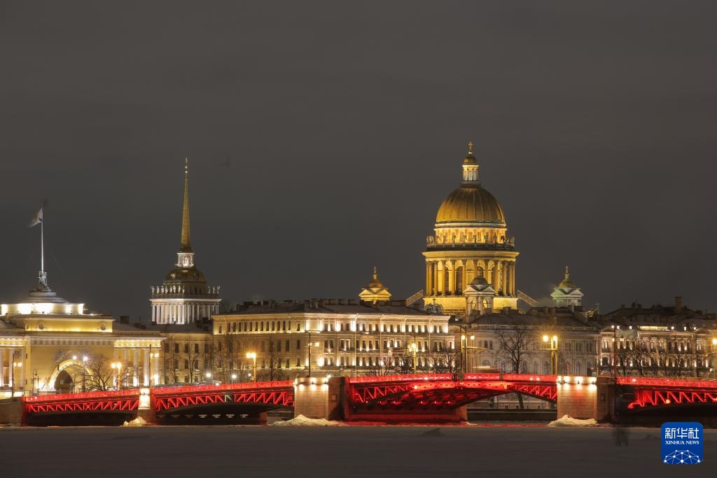 圣彼得堡冬宫桥点亮“中国红”