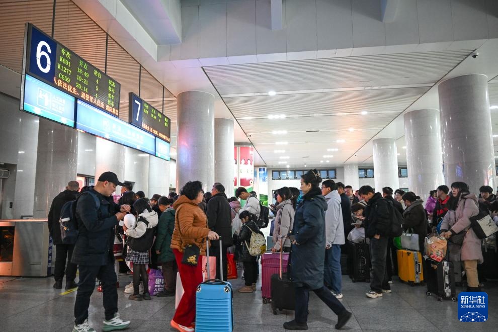 新春走基层丨从“青城”到“春城”：春运列车上的温情瞬间