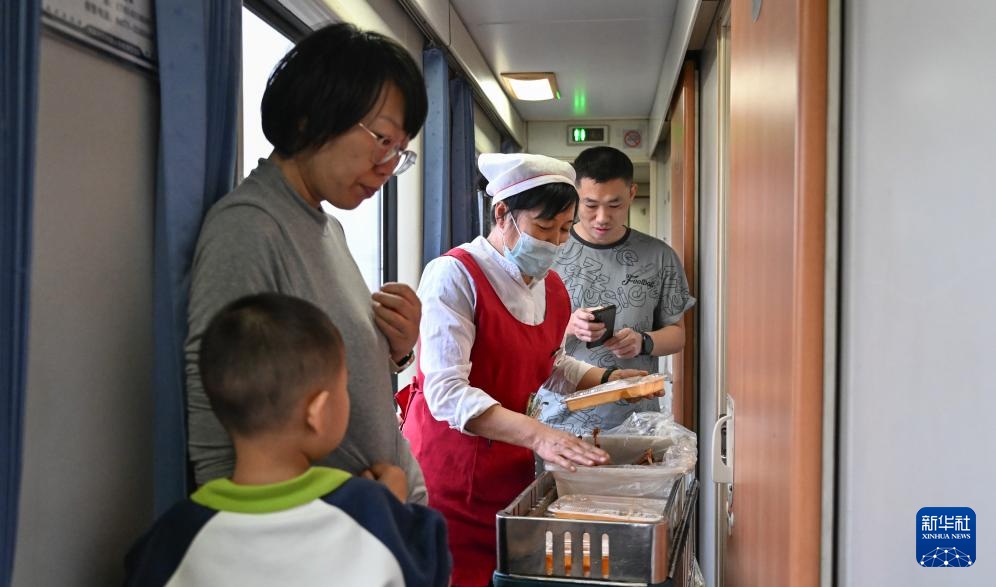 新春走基层丨从“青城”到“春城”：春运列车上的温情瞬间