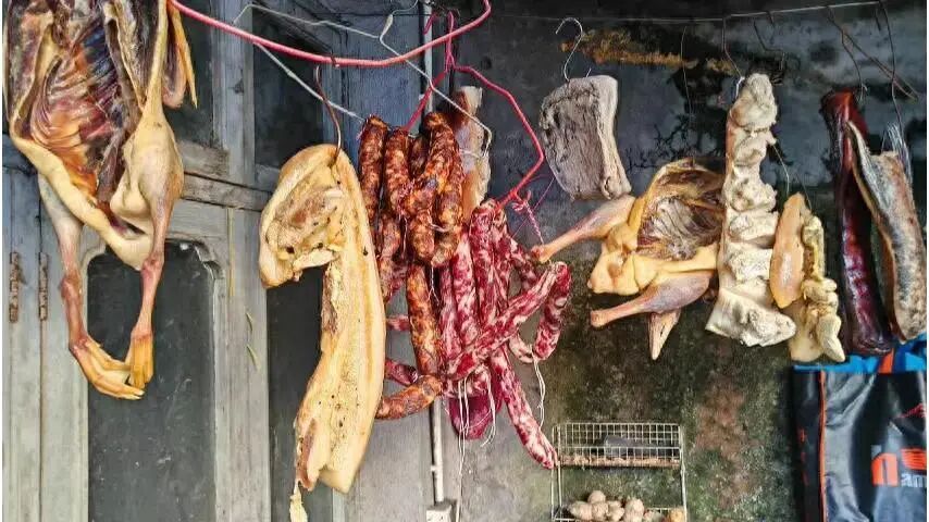 上海女子晾在楼道16斤咸肉被偷,心疼报警 上海女子晾在楼道16斤咸肉被偷,心疼报警